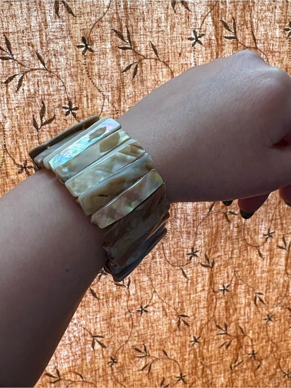 Shell Stretch Bracelet - Picture 3 of 4